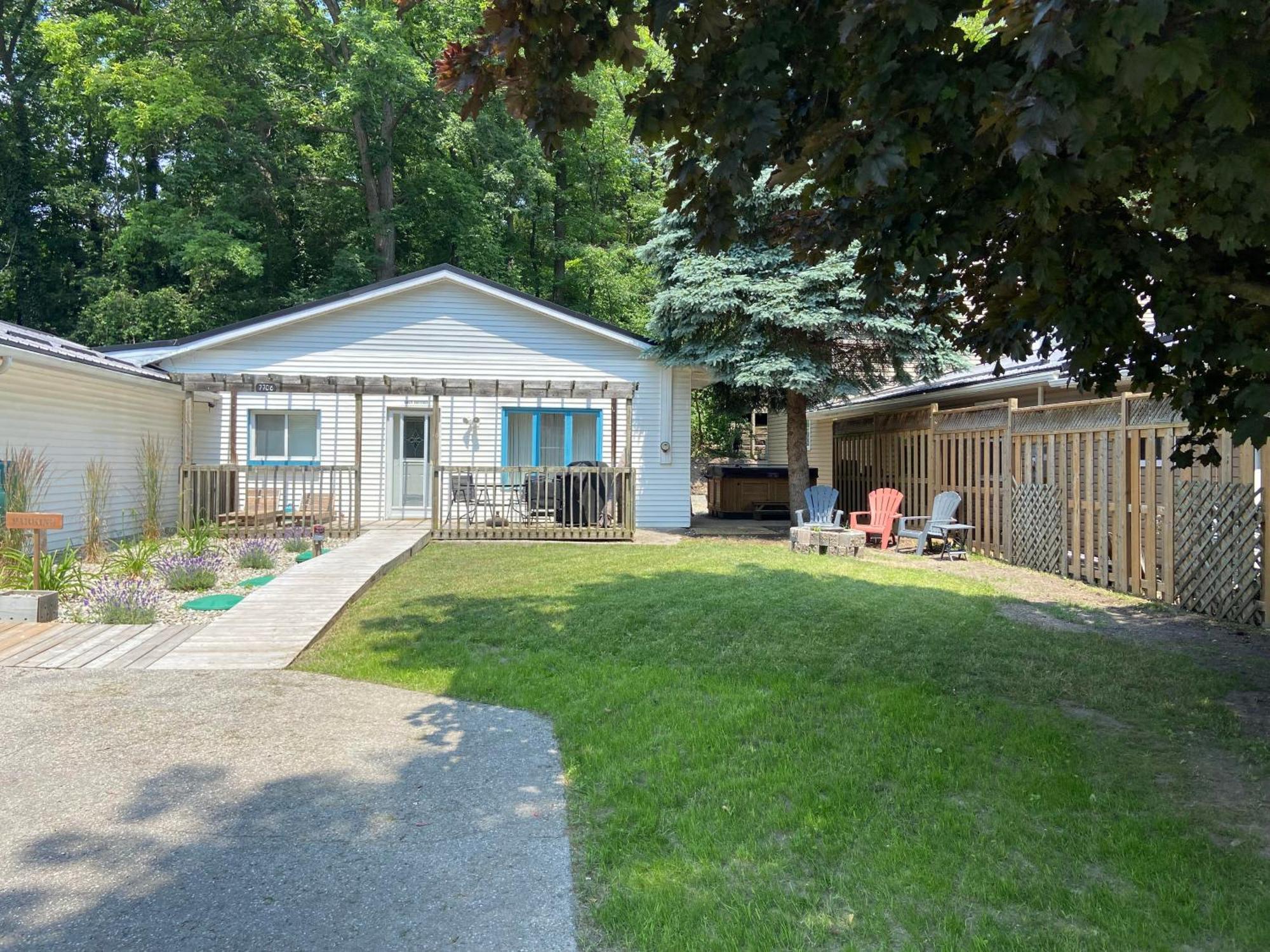 Cozy Cottage Retreat Lambton Shores Exterior foto
